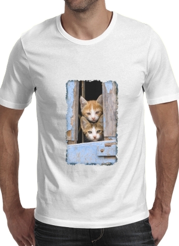  Cute curious kittens in an old window para Camisetas hombre