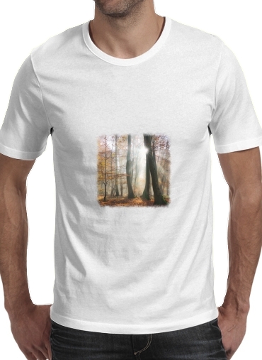 Sun rays in a mystic misty forest para Camisetas hombre