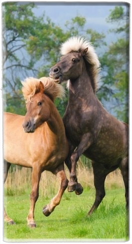  Two Icelandic horses playing, rearing and frolic around in a meadow para batería de reserva externa 7000 mah Micro USB