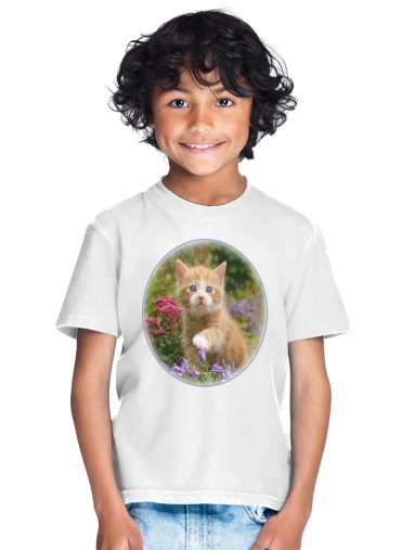  Cute ginger kitten in a flowery garden, lovely and enchanting cat para Camiseta de los niños