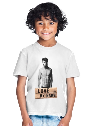  Jeremy Irvine Love is my name para Camiseta de los niños