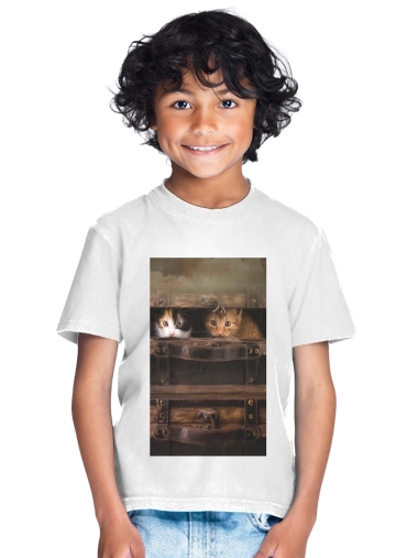  Little cute kitten in an old wooden case para Camiseta de los niños