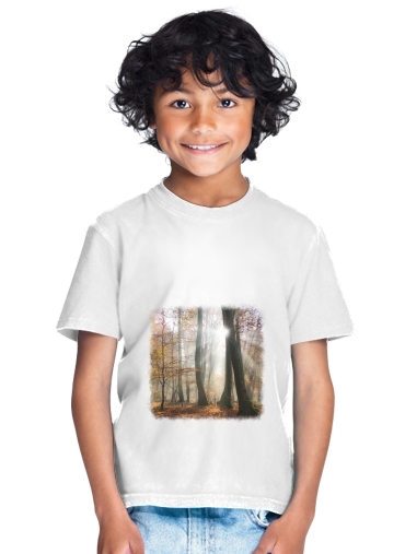  Sun rays in a mystic misty forest para Camiseta de los niños