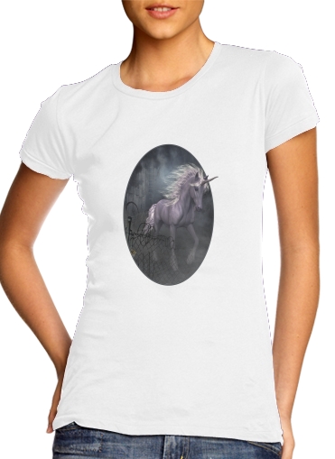  A dreamlike Unicorn walking through a destroyed city para Camiseta Mujer