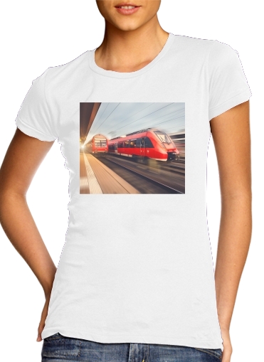  Trenes de pasajeros rojos de alta velocidad modernos al atardecer. estación de ferrocarril para Camiseta Mujer